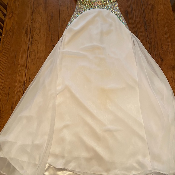 Alyce Paris Size 0 White Jeweled Formal Gown - Picture 7 of 10